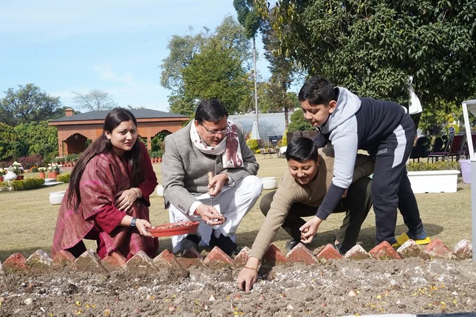 उत्तराखंड के मुख्यमंत्री श्री पुष्कर सिंह धामी ने आज मुख्यमंत्री आवास परिसर में अपने परिवार के साथ विभिन्न प्रजातियों के ट्यूलिप बल्ब का रोपण किया। post thumbnail image